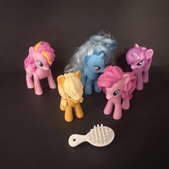 A collection of 5 Various My Little Pony Figurines + 1 Brush Approximate 3" Tall - Picture 1 of 9